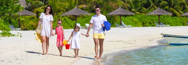 Felice famiglia di quattro persone sulla spiaggia bianca — Foto Stock