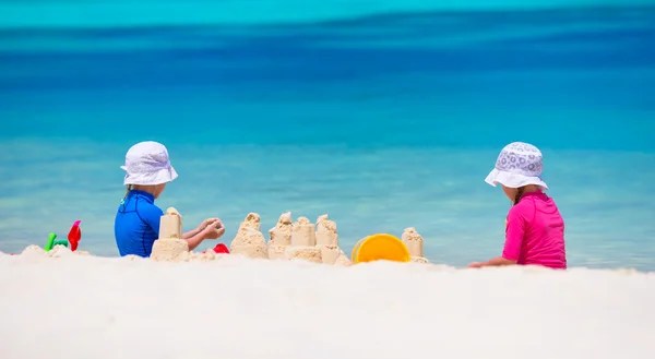 열 대 방학 동안 해변에서 장난감을 가지고 노는 어린 소녀들 — 스톡 사진