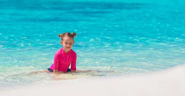 Adorable niña en la playa durante las vacaciones de verano — Foto de Stock