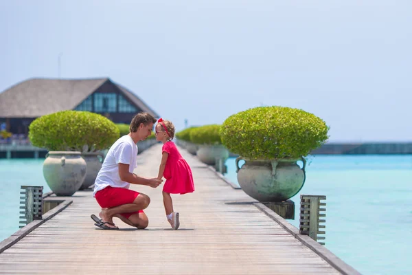 Young father and little girl during tropical vacation — Stock Photo, Image