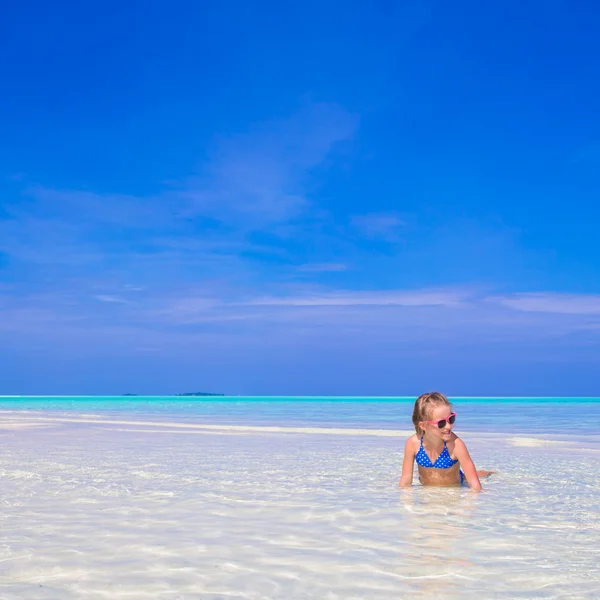 Adorable petite fille à la plage pendant les vacances d'été — Photo