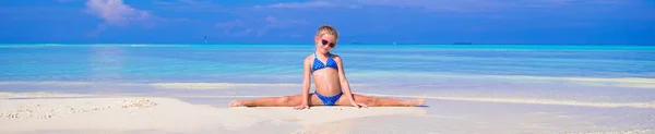 夏休みの間にビーチで愛らしい女の子 — ストック写真