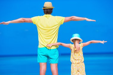 Mutlu baba ve onun sevimli küçük kızı tropik sahilde eğleniyorlar.