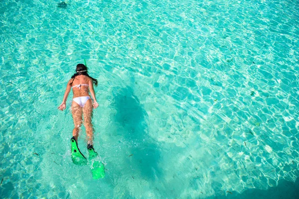 Mujer joven haciendo snorkel en agua tropical de vacaciones —  Fotos de Stock