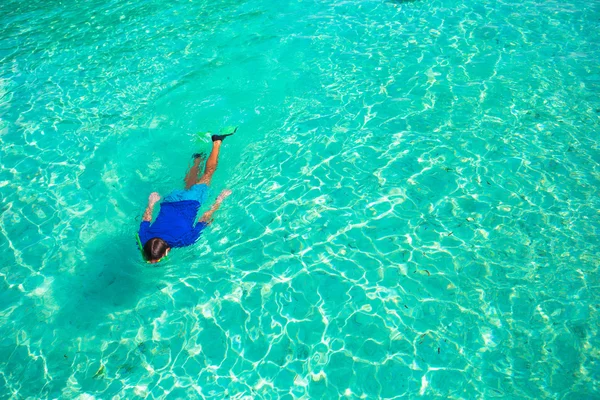 Junger Mann schnorchelt im klaren tropischen türkisfarbenen Wasser — Stockfoto