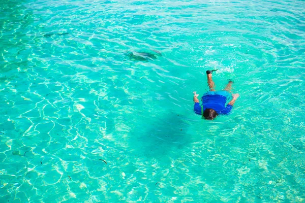 Jovem snorkeling em águas turquesas tropicais claras — Fotografia de Stock