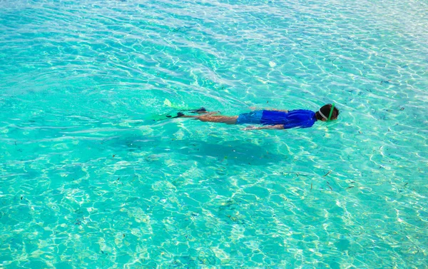 Junger Mann schnorchelt im klaren tropischen türkisfarbenen Wasser — Stockfoto