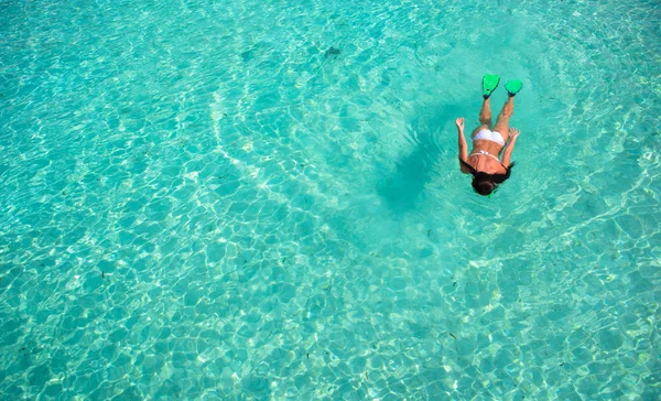 若い女性の休暇で熱帯水でシュノーケ リング — ストック写真