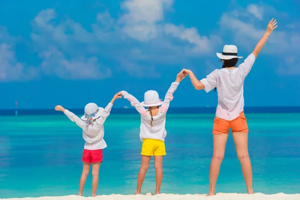 Adorable little girls and young mother on tropical white beach — Stock Photo, Image