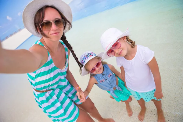 Mãe e meninas tomando selfie na praia tropical — Fotografia de Stock