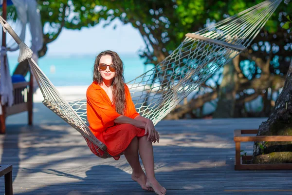 Schöne Frau entspannt sich in den Sommerferien auf der Hängematte — Stockfoto