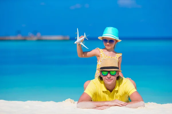 若い男とビーチで飛行機のミニチュアと少女 — ストック写真