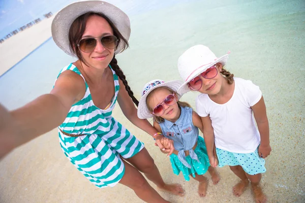 Mother and little girls taking selfie at tropical beach — Stock Photo, Image