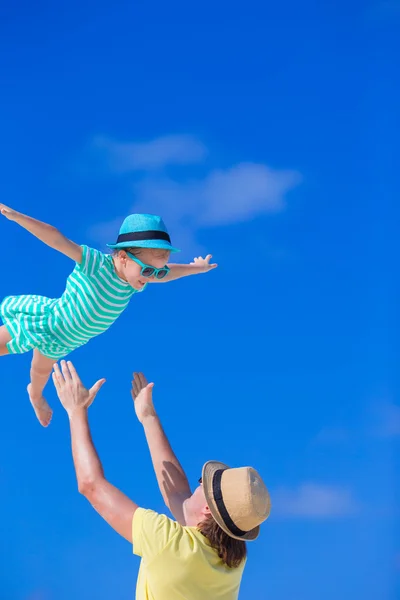 Glücklicher Papa hat Spaß mit kleinem Kind während des Strandurlaubs — Stockfoto