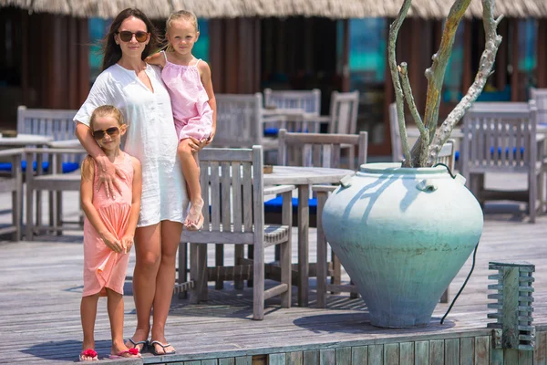 Mãe e duas crianças em férias de verão em resort exótico — Fotografia de Stock