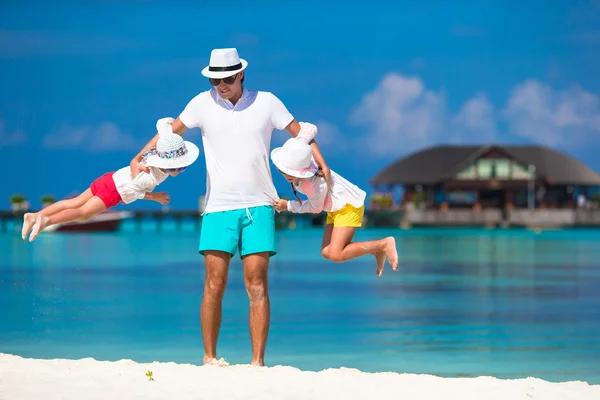 Lycklig far och hans söta små döttrar på tropiska stranden har kul — Stockfoto