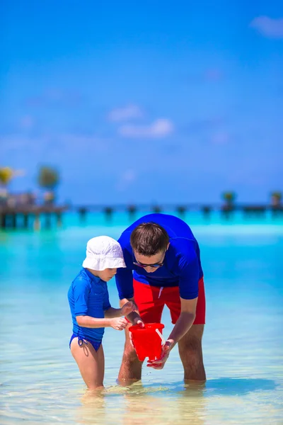 Happy father and little daughter have fun on tropical beach — Stock Photo, Image