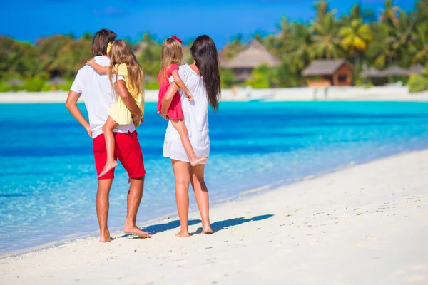 Familia feliz en la playa blanca durante las vacaciones de verano —  Fotos de Stock