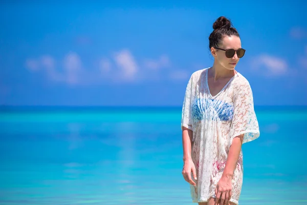 Young beautiful woman on beach during tropical vacation — Stock Photo, Image
