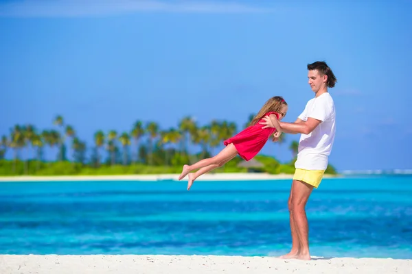 小可爱的小女孩，爸爸在热带海滩度假期间 — 图库照片