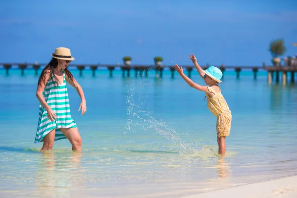 Anne ve kızı tropik plajda eğleniyor. — Stok fotoğraf