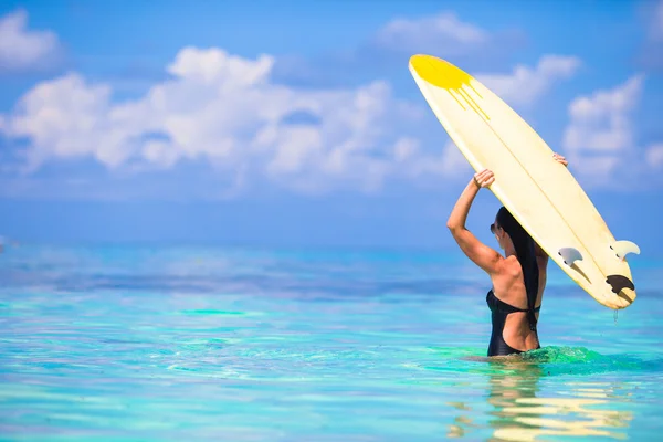 Mujer surfista hermosa surfeando durante las vacaciones de verano — Foto de Stock