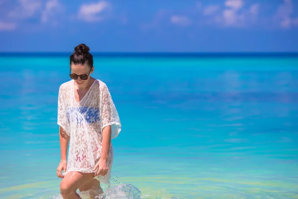 Young beautiful woman on beach during tropical vacation — Stock Photo, Image