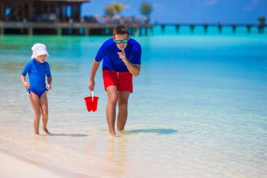 Mutlu baba ve küçük kızı eğlenceli tropikal plaj var