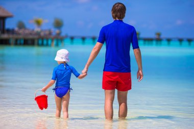 Mutlu baba ve küçük kızı eğlenceli tropikal plaj var