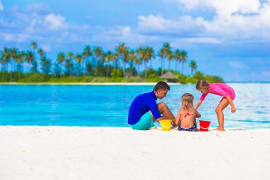 Sevimli küçük kız ve baba yaz tatile plaj oyuncakları ile oynarken