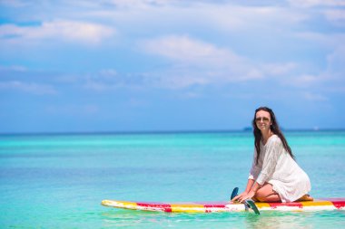 aktif genç kadın stand up paddle kurulu