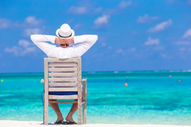 genç adam tropik sahilde tatil yaz keyfi