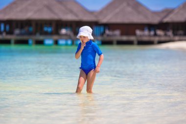 Sevimli mutlu küçük kız sığ su tatil tropikal oynarken