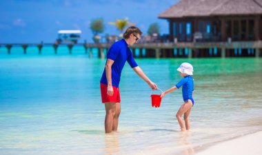 Mutlu baba ve küçük kızı eğlenceli tropikal plaj var