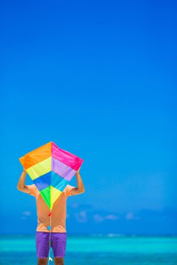 Turkuaz deniz bir arka plan üzerinde bir uçurtma ile genç adam