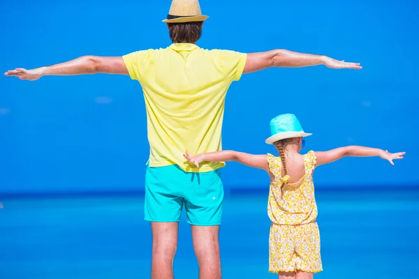 Glücklicher Vater und seine entzückende kleine Tochter am tropischen Strand haben Spaß — Stockfoto