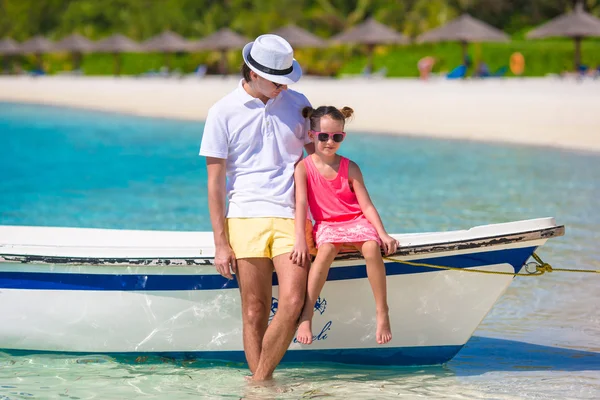 Lycklig far och hans söta lilla dotter på tropisk strand har kul — Stockfoto