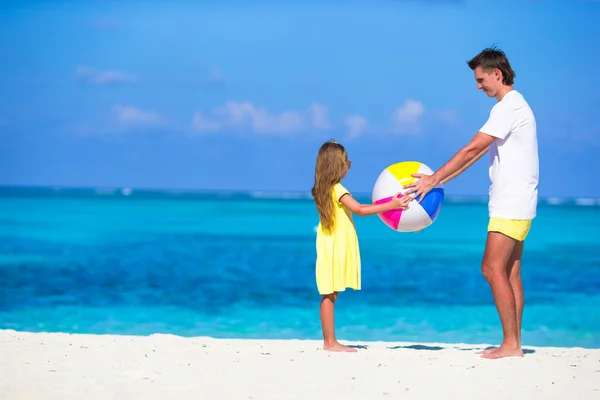 Lycklig far och dotter leker med boll att ha roligt tillsammans — Stockfoto