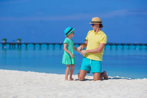 Giovane padre e piccola figlia sulla spiaggia tropicale — Foto Stock