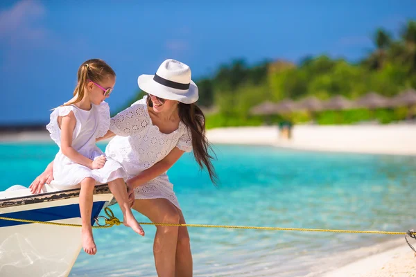 Madre e figlia godendo il tempo alla spiaggia tropicale — Foto Stock