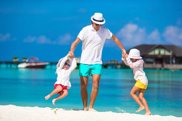 快乐的父亲和他可爱的小女儿们在热带海滩玩得很开心 — 图库照片