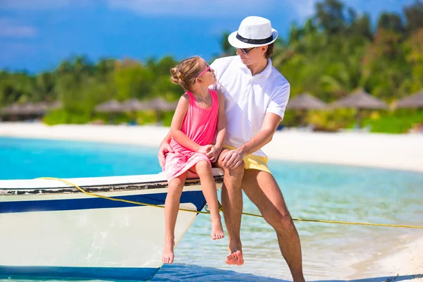 快乐的父亲和他可爱的小女儿在热带海滩玩得很开心 — 图库照片