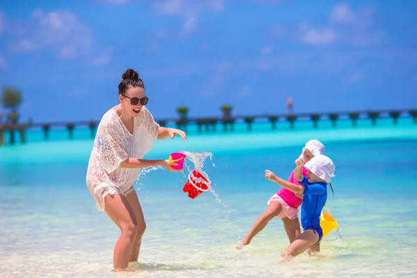 Młoda mama i dziewczynki zabawę podczas letnich wakacji na plaży — Zdjęcie stockowe