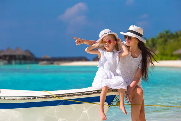 Little girl and young mother during beach vacation — Stock Photo, Image