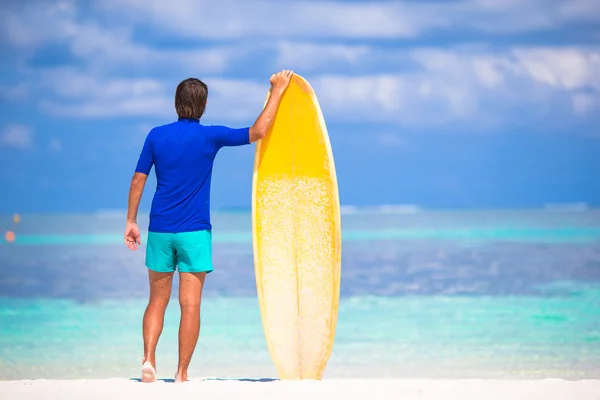 Szczęśliwy młody człowiek surfing na wybrzeżu tropikalnym — Zdjęcie stockowe