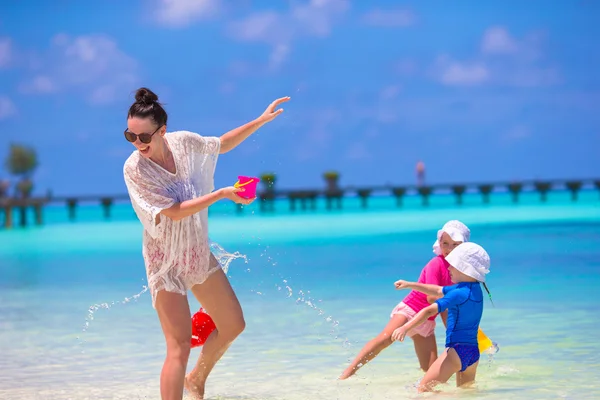 Mladá maminka a malé dívky baví v létě pláž dovolená — Stock fotografie