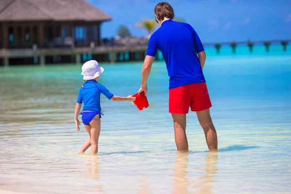 Šťastný otec a malá dcerka se bavit na tropické pláži — Stock fotografie