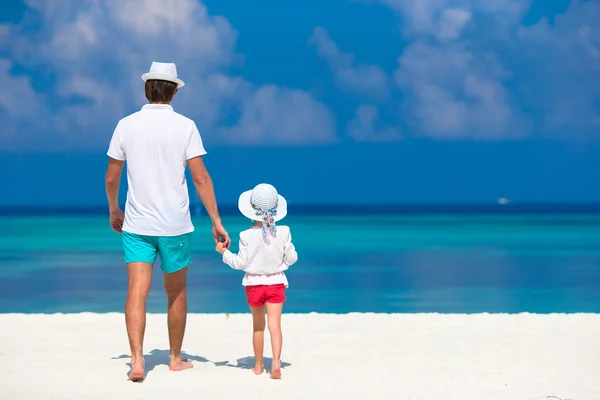 Bedårande liten tjej och pappa under tropisk strandsemester — Stockfoto