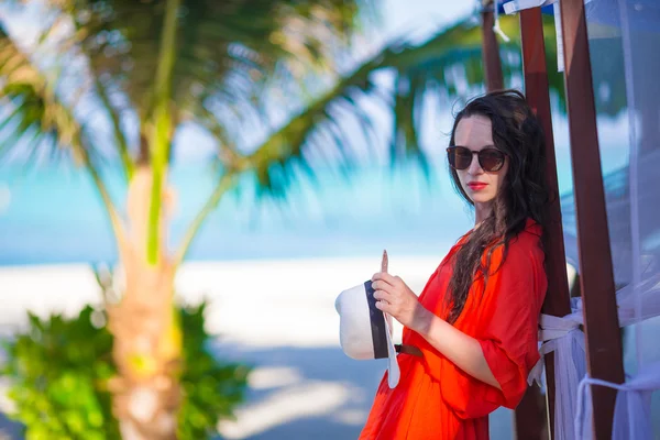 Mladá krásná žena na tropické pláži dovolenou — Stock fotografie