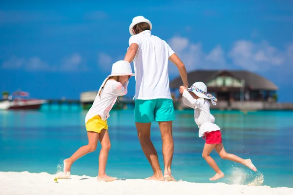 Papá feliz y niñas adorables en la playa tropical divirtiéndose — Foto de Stock